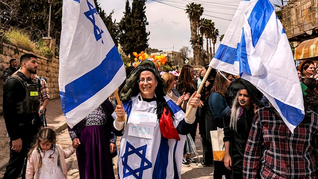 Orit Strock miniszter a ciszjordániai zsidó purim ünnep alkalmából rendezett felvonuláson. (Bild: APA/AFP/HAZEM BADER)
