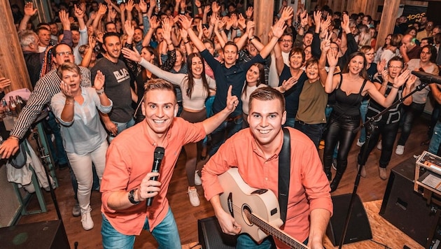 „Die jungen Waldensteiner“ sorgen für gute Laune bei ihren Fans. Georg (li.) und Peter Lebinger stehen seit bald zehn Jahren zusammen auf der Bühne. (Bild: zVg)