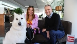 Autor, Stresstherapeut, Natur- und Wolfsliebhaber Ralf Schollenberger im Gespräch mit Recka Hammann von der „Krone“ in Innsbruck. (Bild: Johanna Birbaumer)