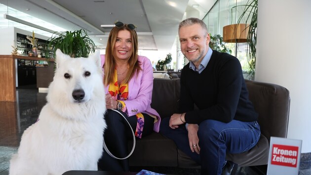 Autor, Stresstherapeut, Natur- und Wolfsliebhaber Ralf Schollenberger im Gespräch mit Recka Hammann von der „Krone“ in Innsbruck. (Bild: Johanna Birbaumer)