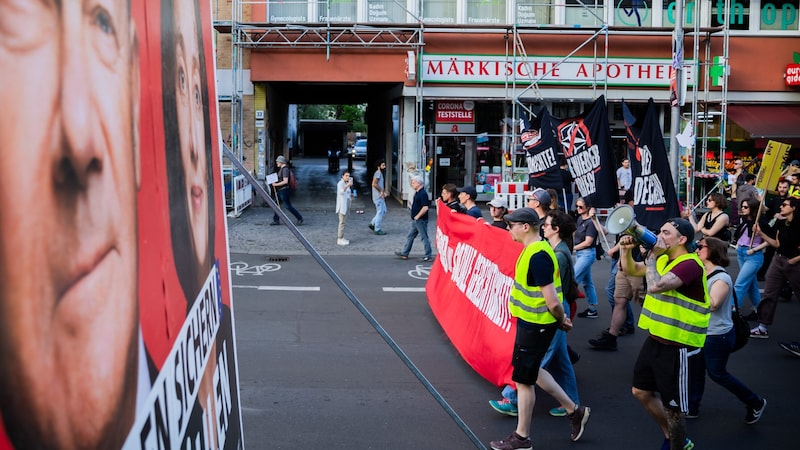 Teilnehmerinnen und Teilnehmer der Berliner Demonstration (Bild: AP ( via APA) Austria Presse Agentur/APA/dpa/Christoph Soeder)