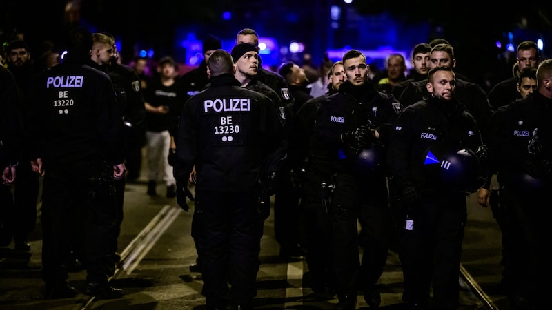 Polizei in der Nacht auf 1. Mai (Bild: AFP)