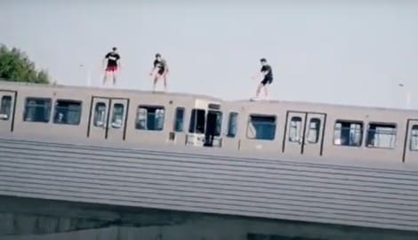 Personen springen von der U2 – als Trainsurfer begeben sie sich in Lebensgefahr. (Bild: Screenshot YouTube.com/Der Virgül)