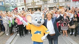 Alle lieben Hansi! Hinterseer mit dem Maskottchen des Europa Parks und seinen vielen Fans, die diese Filmvorführung freilich nicht verpassen wollten. (Bild: babiradpicture - abp)