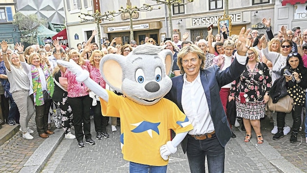 Alle lieben Hansi! Hinterseer mit dem Maskottchen des Europa Parks und seinen vielen Fans, die diese Filmvorführung freilich nicht verpassen wollten. (Bild: babiradpicture - abp)