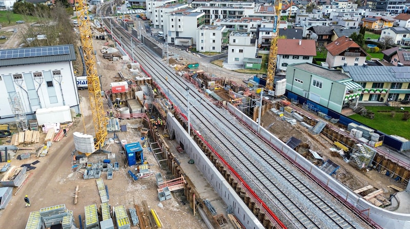 Die neue Bahn-Haltestelle in Seekirchen gehört zu den größten Projekten in der Wallerseestadt. (Bild: Tschepp Markus)