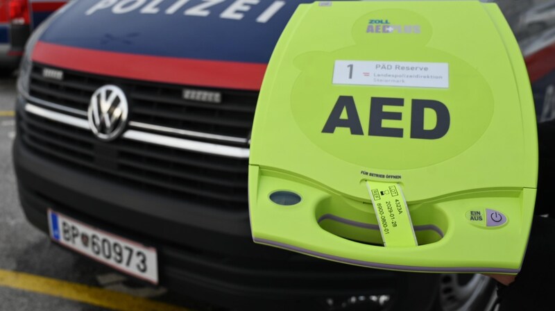 Ende 2023 wurde die steirische Polizei flächendeckend mit Defibrillatoren ausgestattet. (Bild: Polizei)