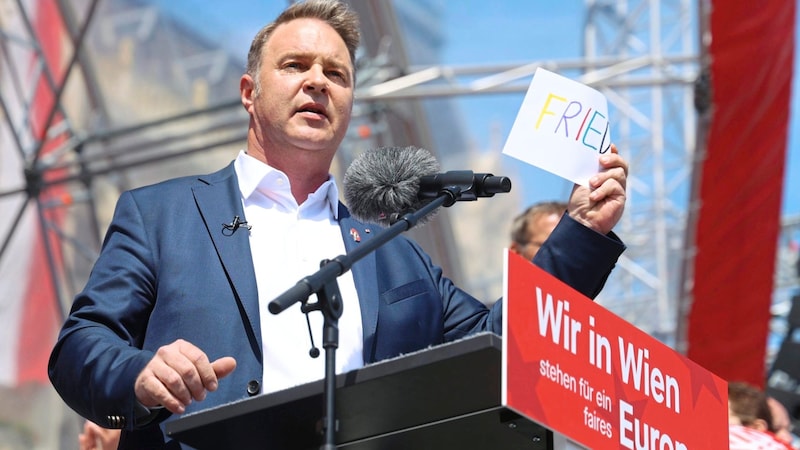 Andreas Babler in his element: as the main act in front of his SPÖ fans in Vienna (Bild: Zwefo)