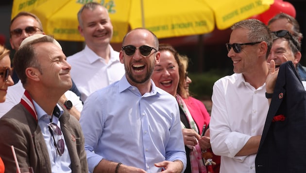 Communists as well as SPÖ leaders and trade unionists were in a good mood on Labor Day in Salzburg. (Bild: Tröster Andreas)