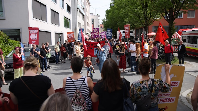 The demonstration registered by the KPÖ Plus also passed by the Chamber of Labor. (Bild: Tröster Andreas)