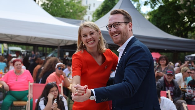 A little dance after the successful election: StR Elli Mayr and ÖGB boss Wohlgemuth (Bild: Birbaumer Johanna)