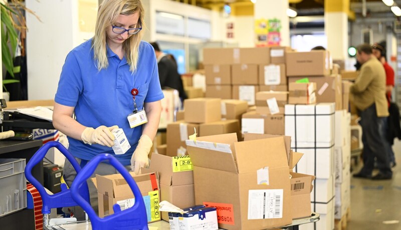 Alles aus einer Hand: Von wertvollen Medikamenten bis zum Toilettenpapier werden in den beiden Logistikzentren Niederösterreichs die Container für die Krankenhäuser gepackt. (Bild: Imre Antal)