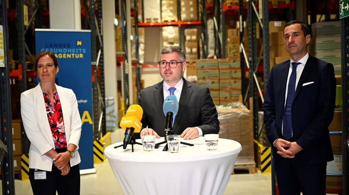 Eine „europaweite Vorreiterrolle“ nehme man mit den Logistikzentren NÖ Landesgesundheitsagentur (LGA) ein. Dort werden sämtliche Materialien und Arzneien, die Spitäler benötigen, gelagert und auch aufbereitet. Beim Lokalaugenschein in St. Pölten waren sich da Landesrat Ludwig Schleritzko, Logistik-Leiterin Jacqueline Kreismayr und der kaufmännische Direktor des Uniklinikums St. Pölten, Bernhard Kadlec, einig.