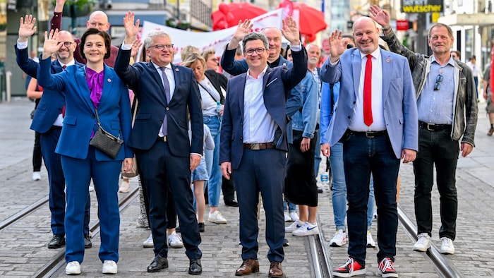 Die wichtigsten Player der SPÖ an der Spitze des Maiaufmarschs: Stadtchef Klaus Luger mit Gattin ...