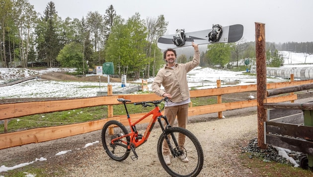 Gelungene Mischung: Karl Morgenbesser mit Fahrrad und Snowboard: „Wir bieten das ganze Jahr über Action.“ (Bild: DORISSEEBACHER)