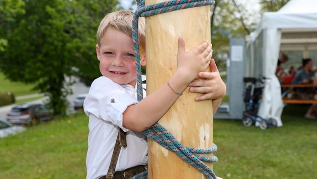 Little Alexander showed his courage and tried to climb the maypole in Saalfelden. Countless climbers did the same - no wonder given the glorious weather at Lake Ritzensee. (Bild: Hölzl Roland)
