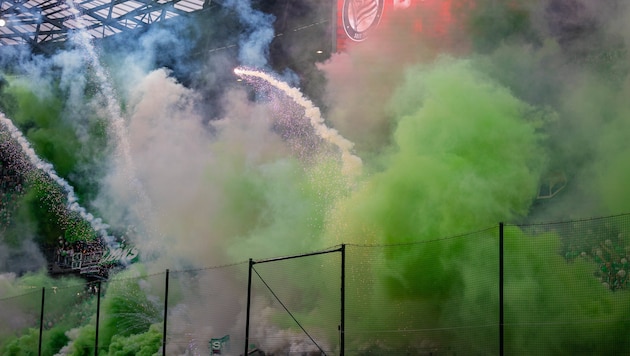 The players were greeted by green and white smoke when they returned to the pitch. (Bild: GEPA pictures)