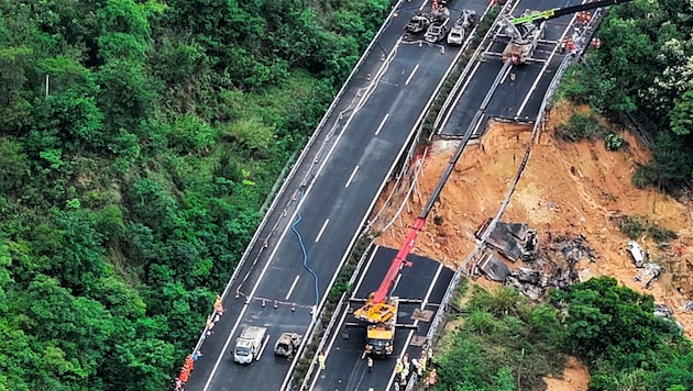 In China ist am Mittwochmorgen eine Fahrbahn auf einer Autobahn eingestürzt. (Bild: AP/Xinhua)