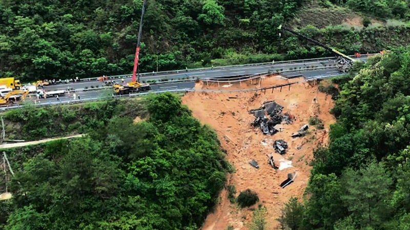 Ungefähr 500 Einsatzkräfte führten die Bergungsarbeiten durch. (Bild: AP/Xinhua)