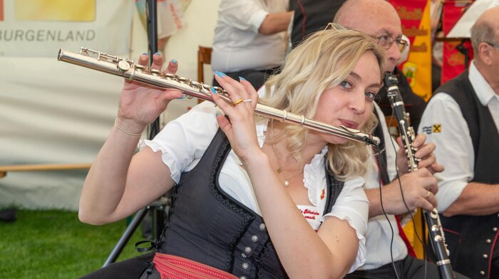 Für den guten Ton sorgen die Gmoamusi und Wendis Böhmische Blasmusik.
