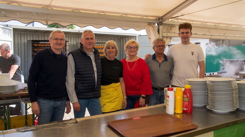 Simone Husz (3.v.re.) und ihr Team sorgen seit 2012 für Grillhenderl und Co. bei der Bezirksmaifeier. Auch diesmal schmeckte es allen vorzüglich. (Bild: Charlotte Titz)