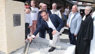 Bürgermeister Kilian Brandstätter versenkte eine Zeitkapsel im Boden des neuen Hauptplatzes. 