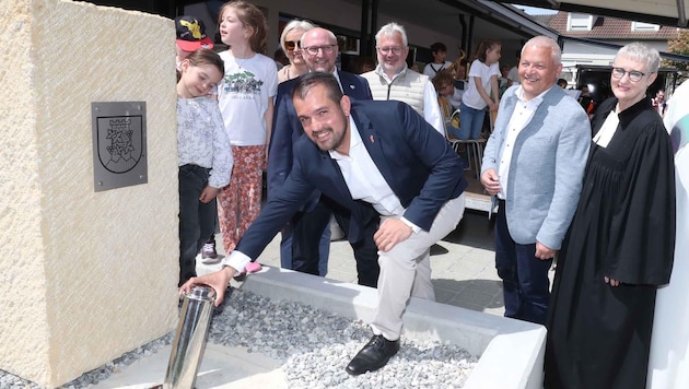 Bürgermeister Kilian Brandstätter versenkte eine Zeitkapsel im Boden des neuen Hauptplatzes.  (Bild: Judt Reinhard)