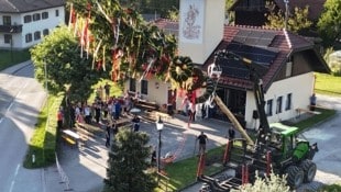 Seit zehn Jahren wird in Augsdorf von der Feuerwehr der Maibaum aufgestellt und zum ...