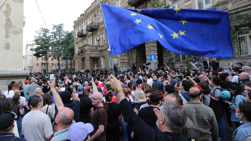 Die Demonstrierenden schwenkten Flaggen des Landes und der Europäischen Union. (Bild: AP/Zurab Tsertsvadze)