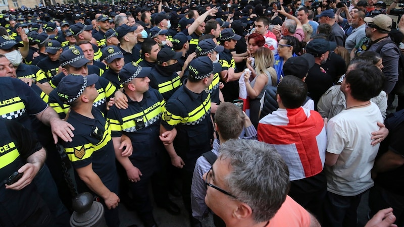 Einsatzkräfte der Polizei mit Demonstrierenden (Bild: AP/Zurab Tsertsvadze)