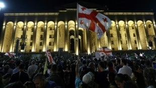 Proteste gegen das neue Gesetz „gegen ausländische Einflussnahme“ in Georgien (Bild: AFP/Michel Rubinel)
