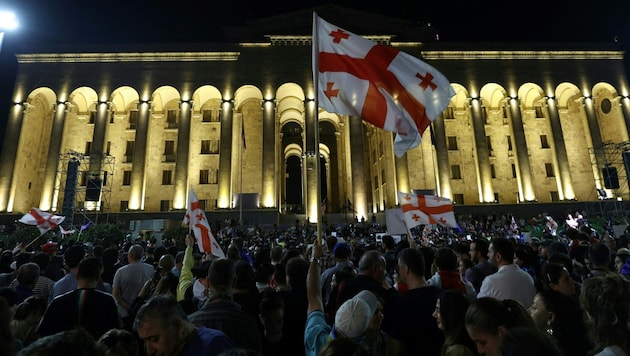 Protests against the new law "against foreign influence" in Georgia (Bild: AFP/Michel Rubinel)