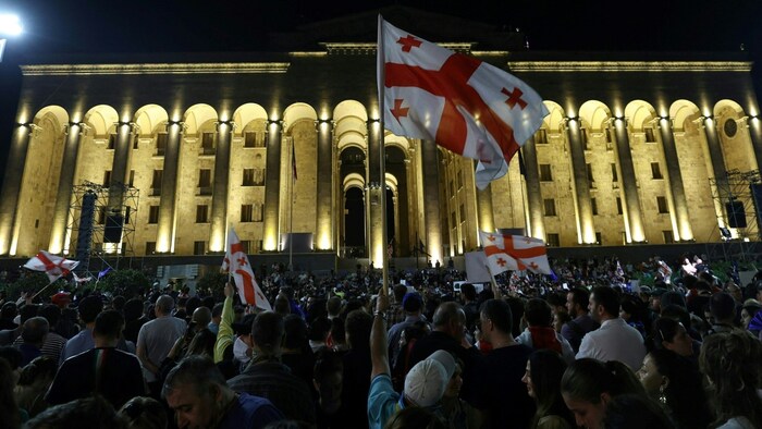 Protestierende vor dem Parlament in der Hauptstadt Tiflis