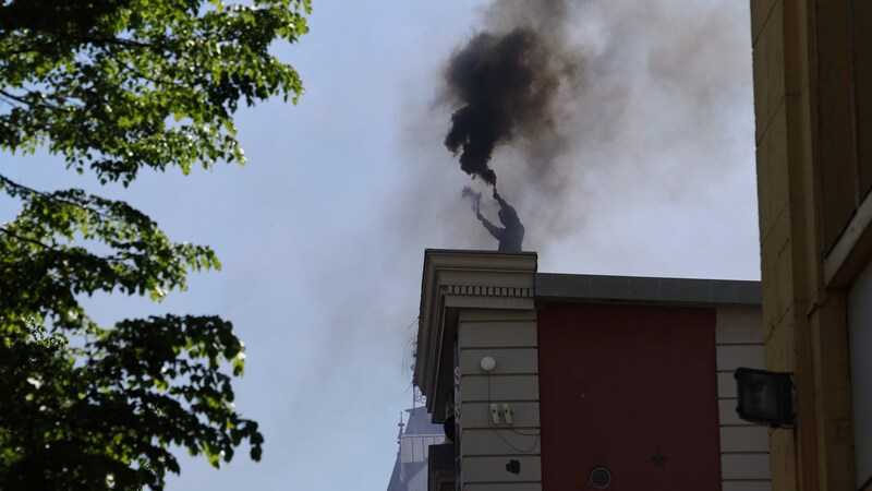 In Hamburg, pyrotechnics were set off from a roof. (Bild: AP ( via APA) Austria Presse Agentur/APA/dpa/Axel Heimken)