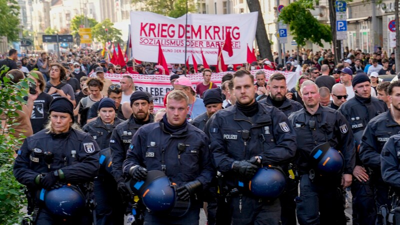 The police were deployed in large numbers. (Bild: AP/Ebrahim Noroozi)