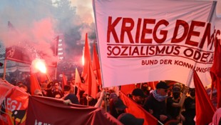 Linke Demonstration am 1. Mai in Berlin (Bild: AP ( via APA) Austria Presse Agentur/APA/dpa/Sebastian Gollnow)