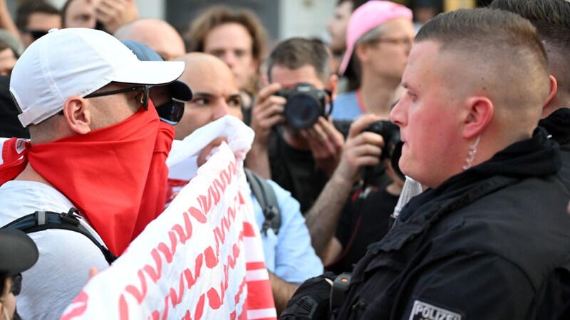 Police and demonstrators in Berlin (Bild: AP ( via APA) Austria Presse Agentur/APA/dpa/Sebastian Gollnow)