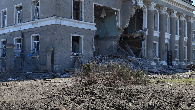 Egy elpusztult ház Harkivban (Bild: AFP/Sergey Bobok)