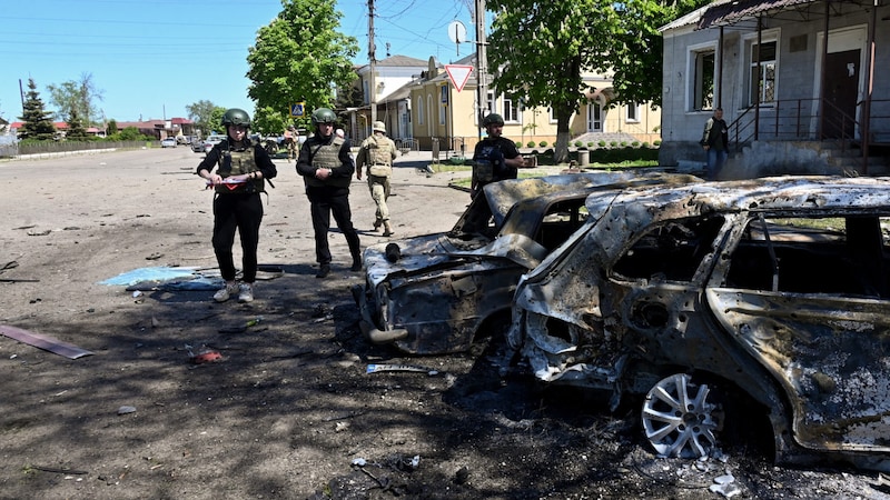 Megrongálódott autók (Bild: AFP/Sergey Bobok)