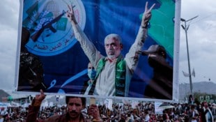 Anhänger von Hamas-Chef Jihia al-Sinwar im Jemen  (Bild: AP)