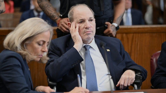Harvey Weinstein in court after his rape conviction was overturned (Bild: APA/AFP/POOL/Curtis Means)