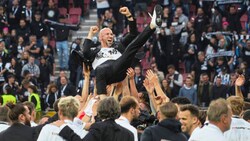 Titel verteidigt: Erfolgstrainer Christian Ilzer wird gefeiert. (Bild: Pail Sepp)