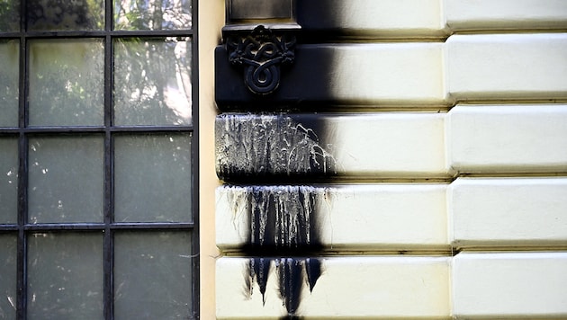 Die Brandflecken an der Fassade der Synagoge sind eindeutig sichtbar. (Bild: APA/AFP/Sergei GAPON)