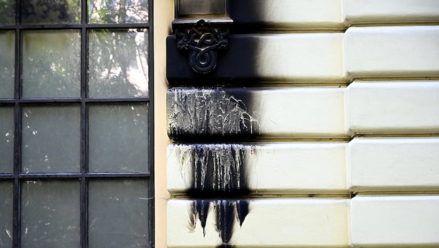 The burn marks on the façade of the synagogue are clearly visible. (Bild: AFP/Sergei GAPON)