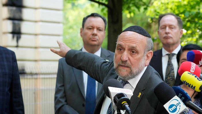 Oberrabiner Michael Schudrich bei einer Pressekonferenz vor der angegriffenen Synagoge.