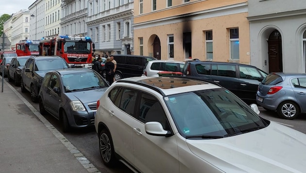 Das Gebäude in der Staudgasse musste evakuiert werden. (Bild: „Krone“-Leserreporter)