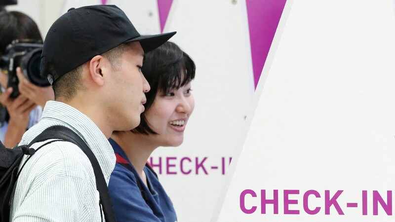 Passagiere am Kansai International Airport (Bild: APA/AFP/JIJI PRESS)