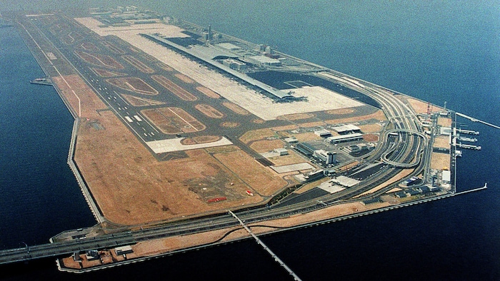 Der Kansai International Airport wurde auf einer küstliche aufgeschütteten Insel errichtet.