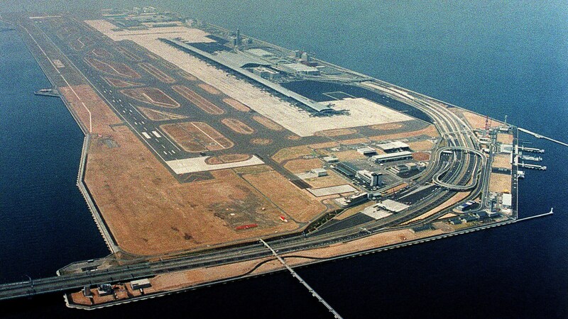 Der Kansai International Airport wurde auf einer küstliche aufgeschütteten Insel errichtet. (Bild: APA/AFP)