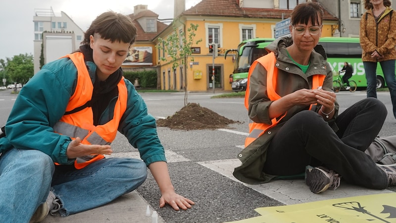 The Last Generation at a street blockade in Innsbruck (Bild: Letzte Generation Österreich)